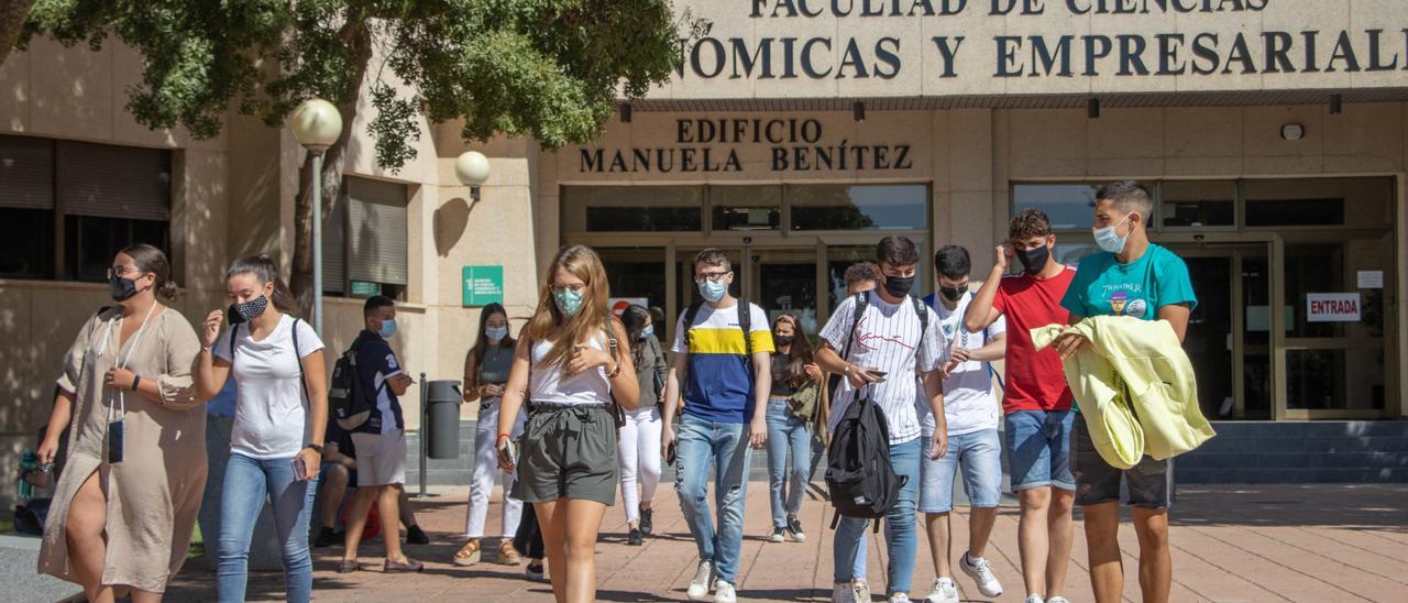 Alumnos de la Uex, el primer día de clase en Badajoz.