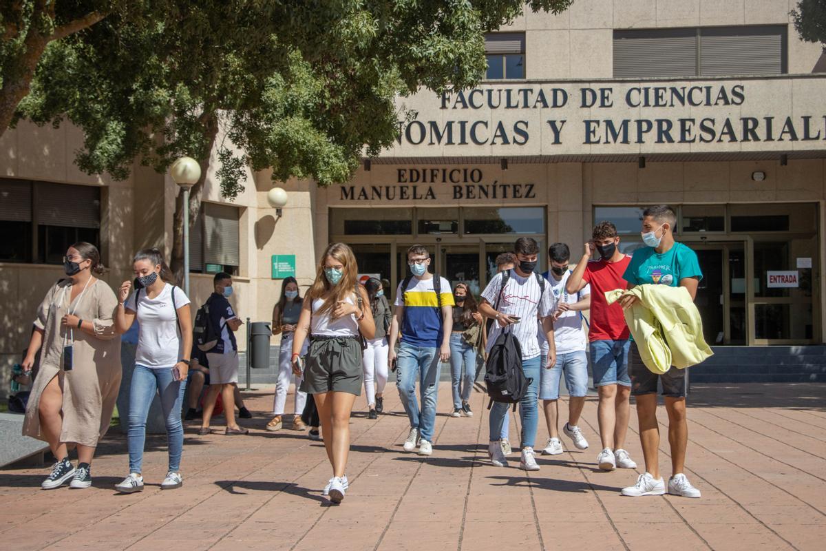 Alumnos de la Uex, el primer día de clase en Badajoz.