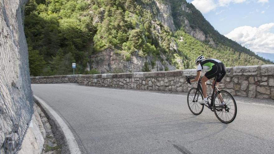 La DGT incrementa la vigilancia de ciclistas en carreteras y desde el aire