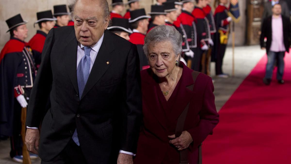 Jordi pujol y su esposa, Marta Ferrussola, entrando en la Generalitat.