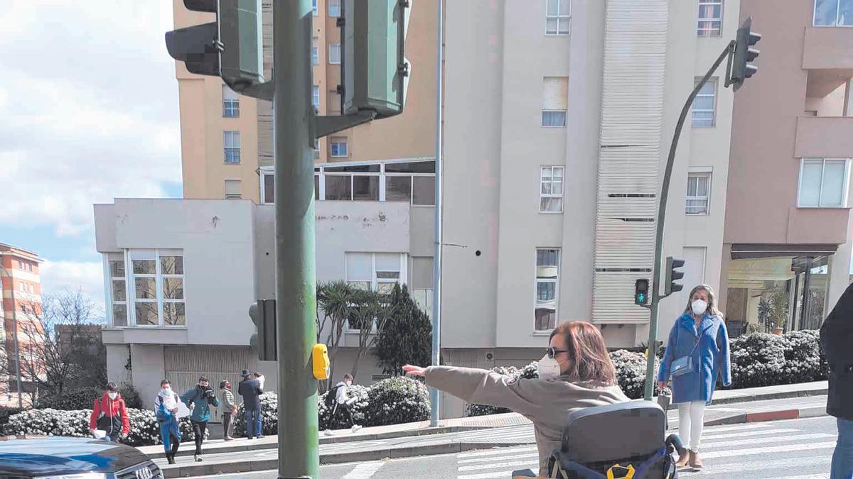 Una de las denuncias enviadas por los usuarios a la aplicación móvil. Este pulsador del semáforo situado en un extremo de la calle Islas Canarias cumple con la altura reglamentaria para las personas que se mueven en silla de ruedas, pero el bordillo no permite alcanzarlo.