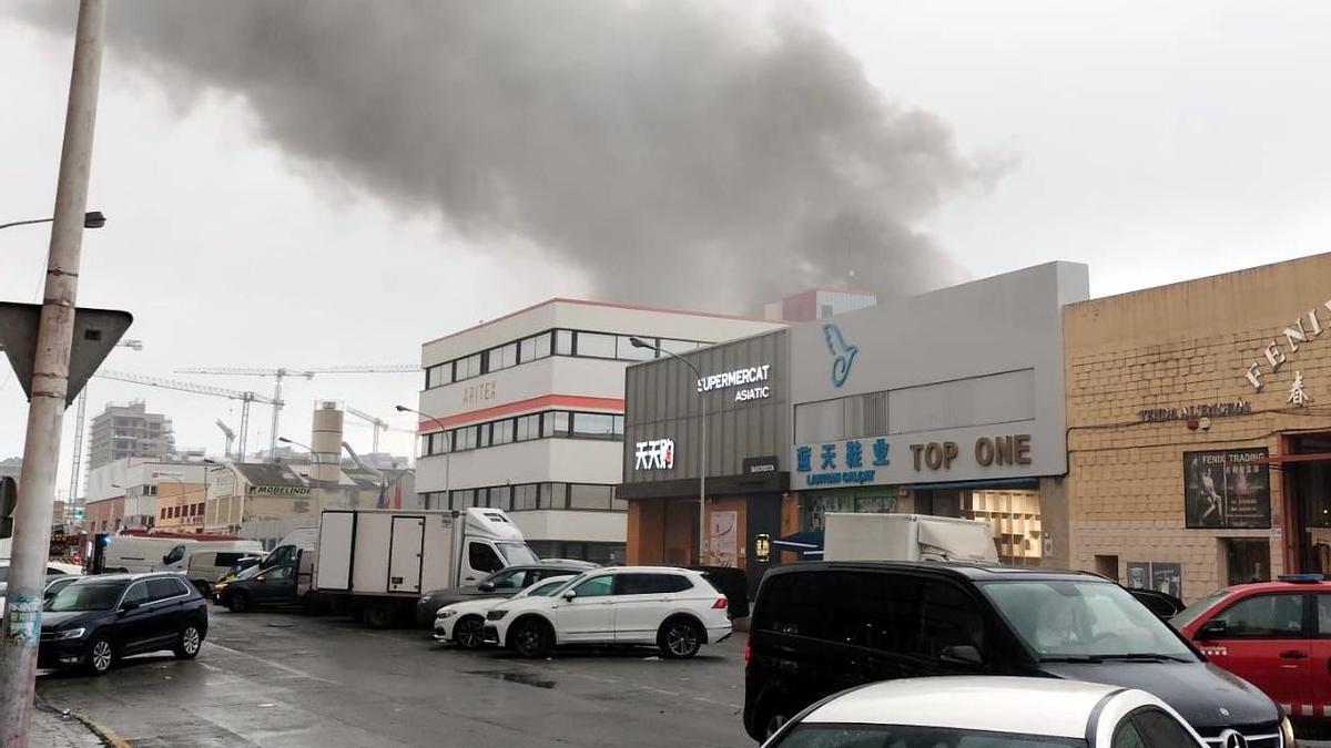 El incendio en el polígono de Badalona