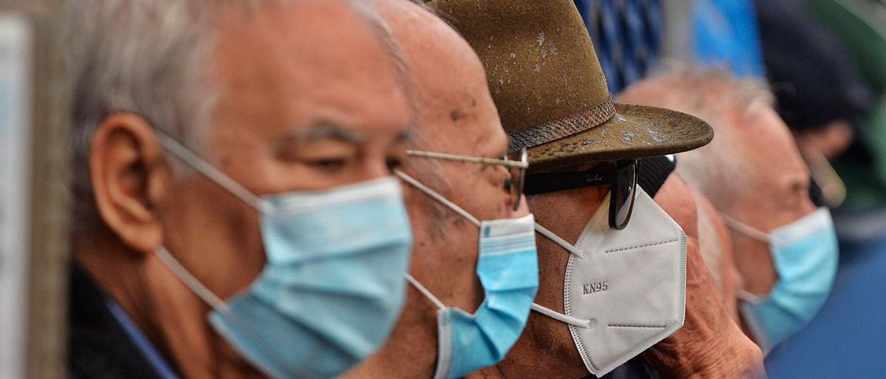 Un grupo de hombres, protegidos con mascarilla, en Agaete. |