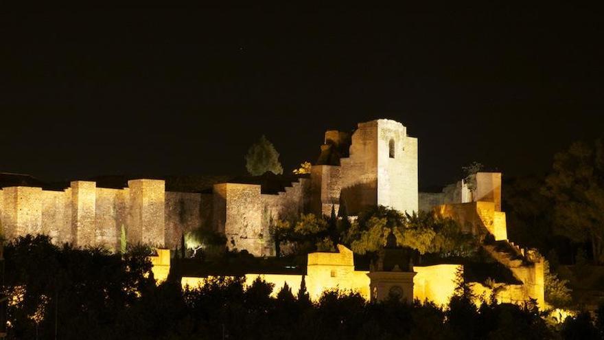 Vista nocturna de la Alcazaba.