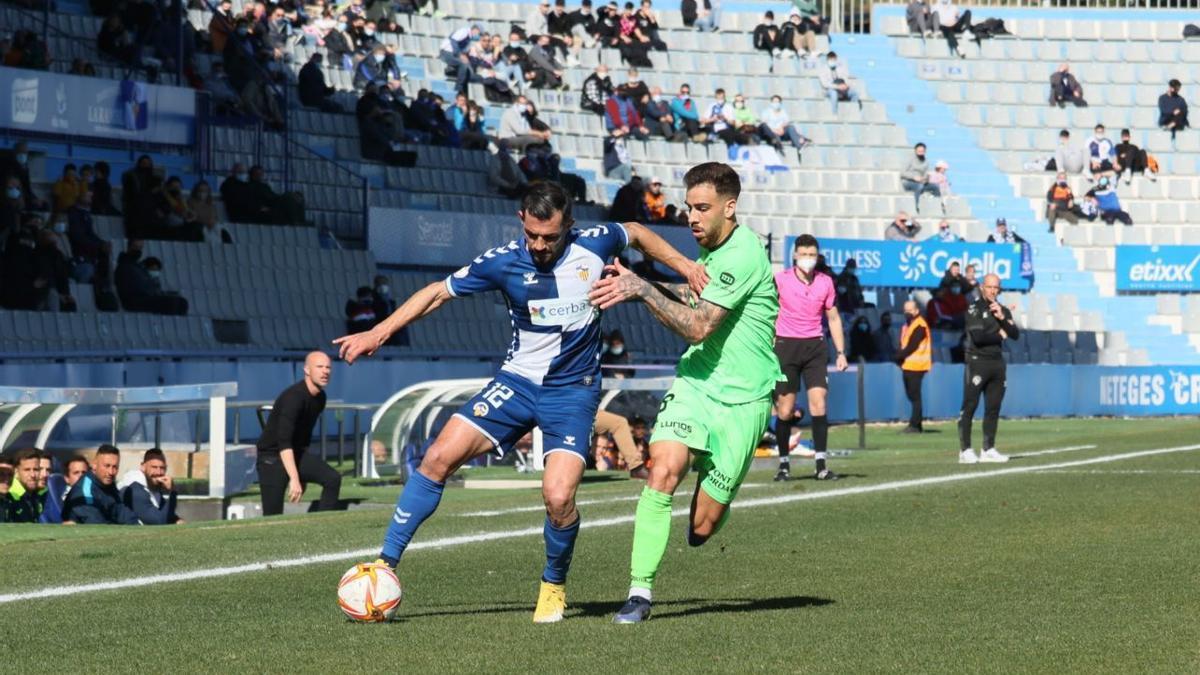 Pastrana presiona a Óscar Rubio ante la atenta mirada de Xavi Calm.