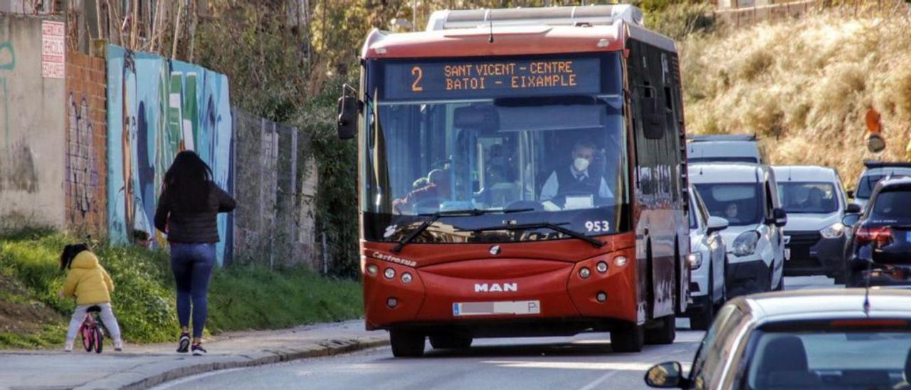 Un autobús urbano en una calle de Alcoy. | JUANI RUZ