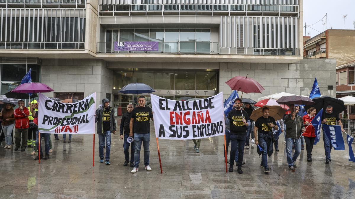 Protesta de funcionarios contra el alcalde Villar y su gestión en Recursos Humanos.