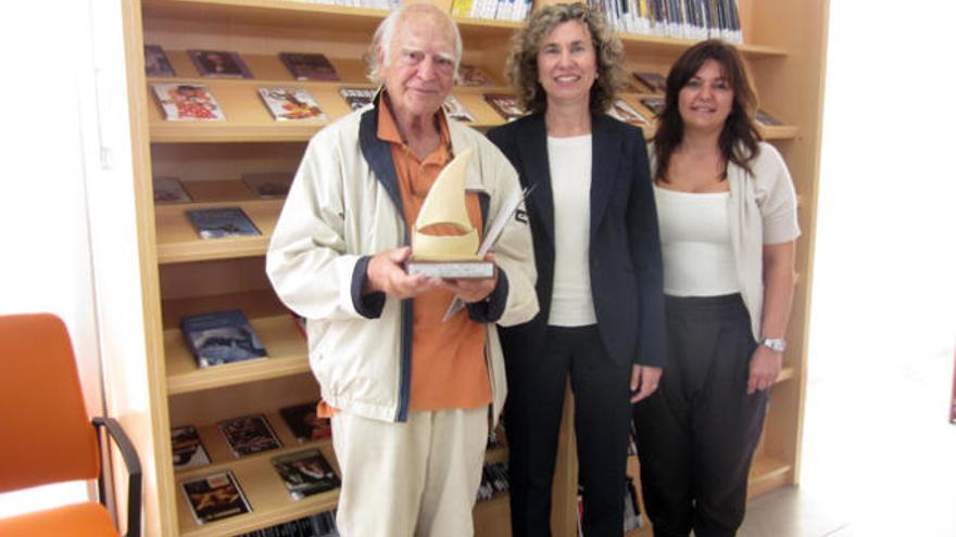 Neus Marí, Antonio Isasi-Isasmendi y María José Ribas, en la biblioteca de Sant Jordi.