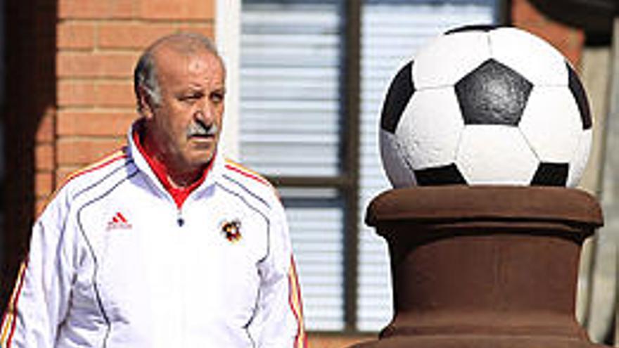 Vicente del Bosque se dirige al centro de prensa. i JUAN CARLOS CÁRDENAS