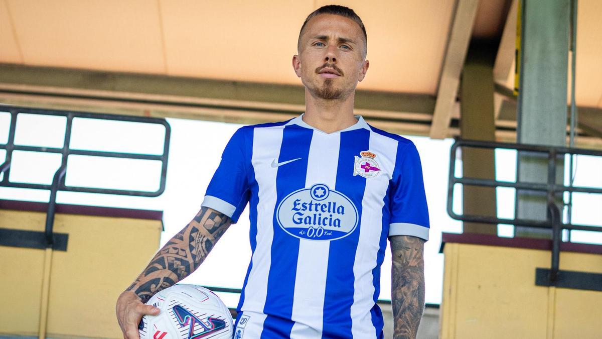 Angeliño posa con la camiseta del Deportivo.