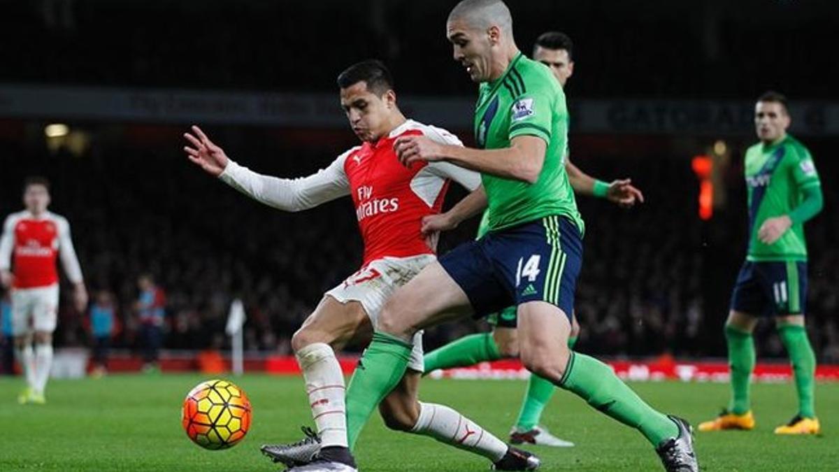 Oriol Romeu en pugna con otro exbarcelonista, Alexis Sánchez