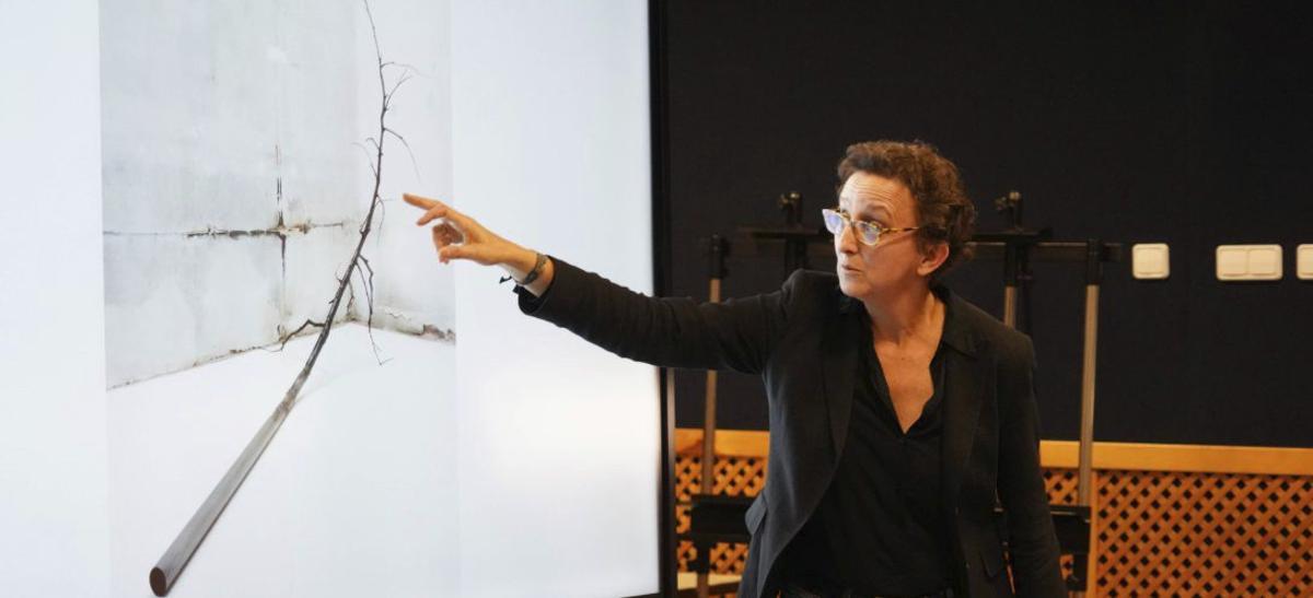 Un momento de la conferencia de la escultora Cristina Almodóvar en la Escuela de Arte y Superior de Diseño de Zamora. |