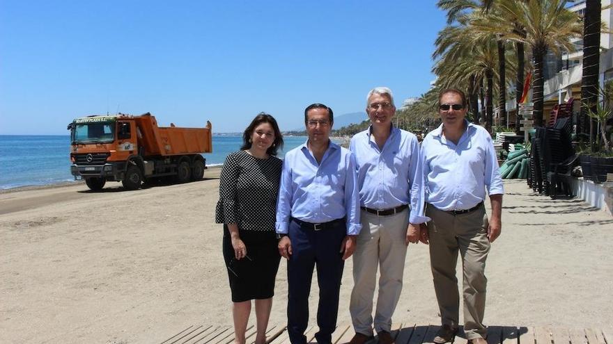 Margarita del Cid, Miguel Briones, Ángel González, en la playa de La Fontanilla.