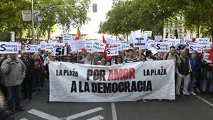Decenas de personas durante una manifestación en apoyo a Pedro Sánchez, hoy 28 de abril de 2024, en Madrid. La manifestación se ha convocado bajo el lema ‘Sus chantajes, sus bulos y su mafia no pueden contra la democracia y contra el pueblo’