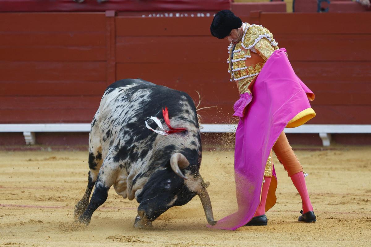 Emilio de Justo durante una faena en la plaza de Algeciras.