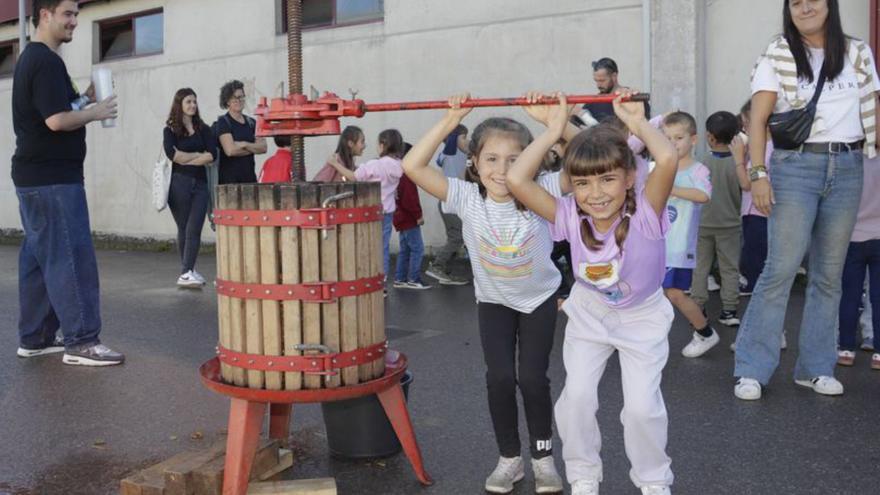 Nerea López y Ainara Pascali, xirando la prensa.  | LUCAS CID