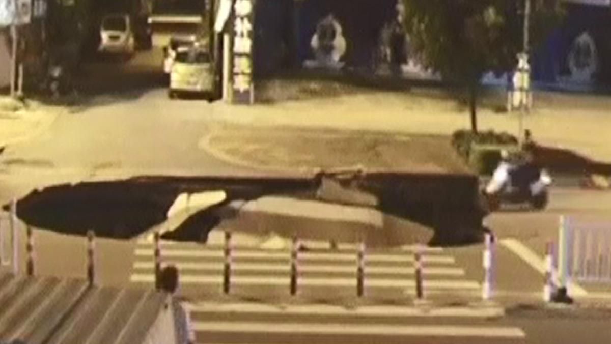 El conductor d’una motocicleta va sortir il·lès després de precipitar-se al seu interior mentre circulava usant el seu mòbil. ATLAS VÍDEO