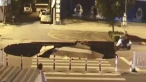 El conductor d’una motocicleta va sortir il·lès després de precipitar-se al seu interior mentre circulava usant el seu mòbil. ATLAS VÍDEO