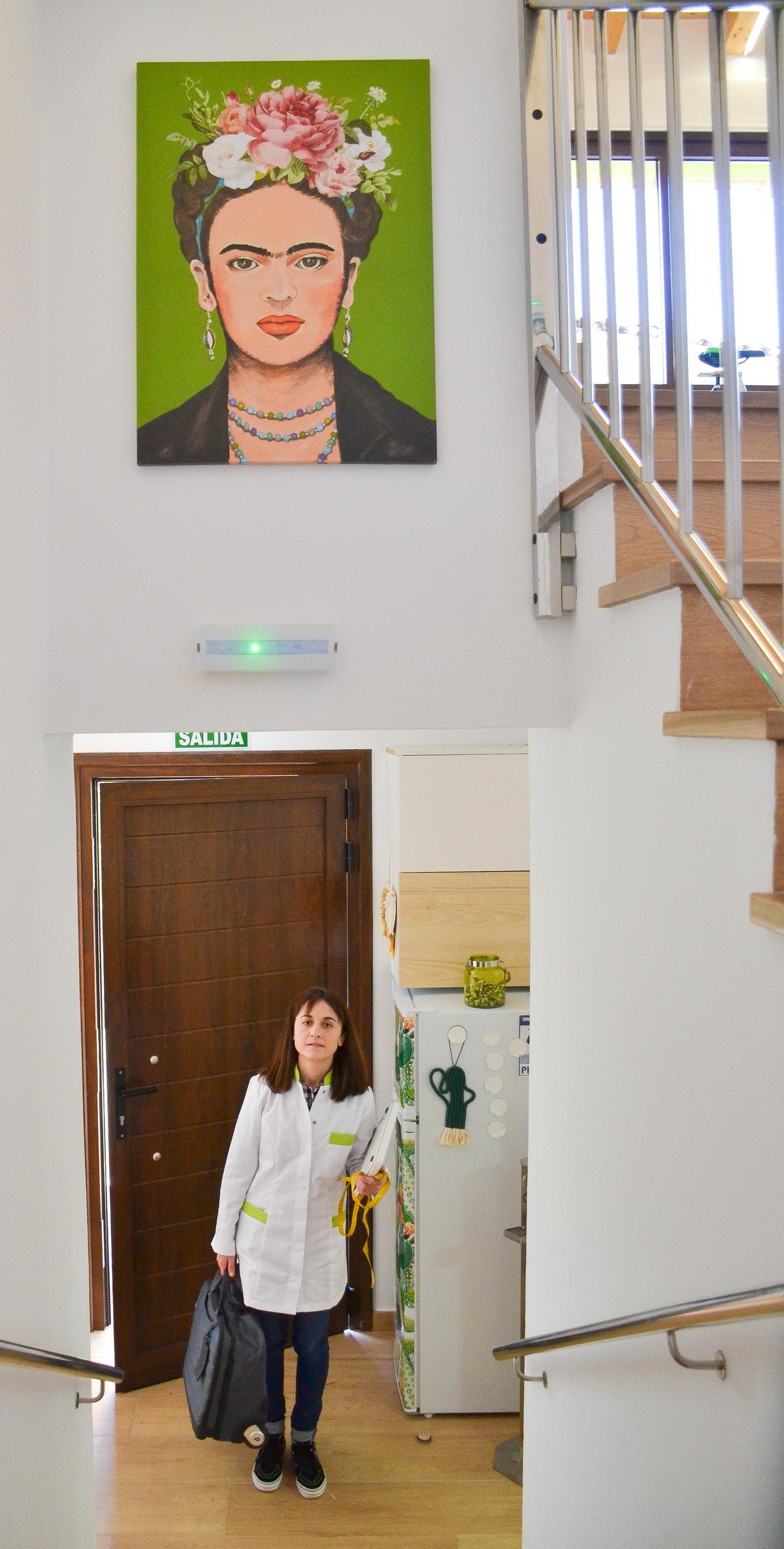 Toñi Rodríguez entra al centro de fisioterapia de Caravia para iniciar su consulta.