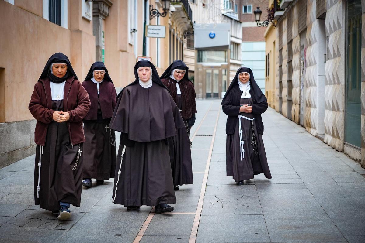 Religiosas de las Clarisas Descalzan de vuelta al convento tras depositar sus papeletas.