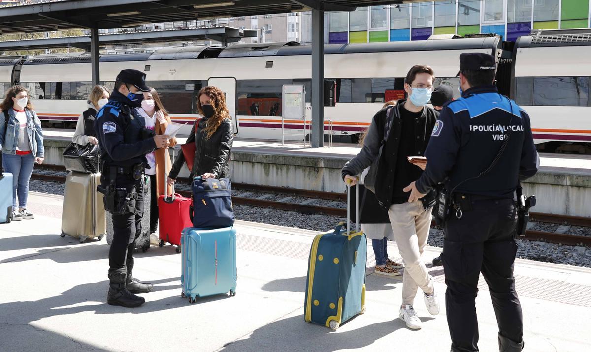 CONTROL DE LA POLICIA LOCAL DE VIGO EN LA ESTACION DE TREN DE GUIXAR.