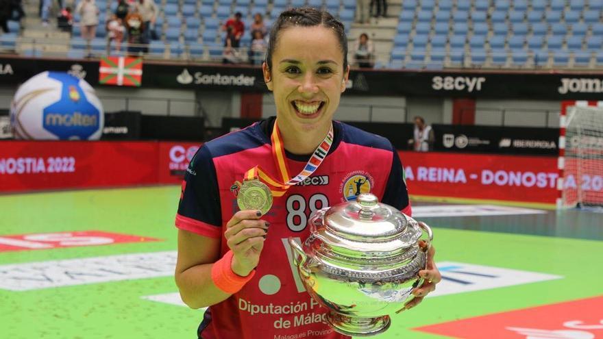 La jugadora del Costa del Sol Málaga Paula García deja el balonmano