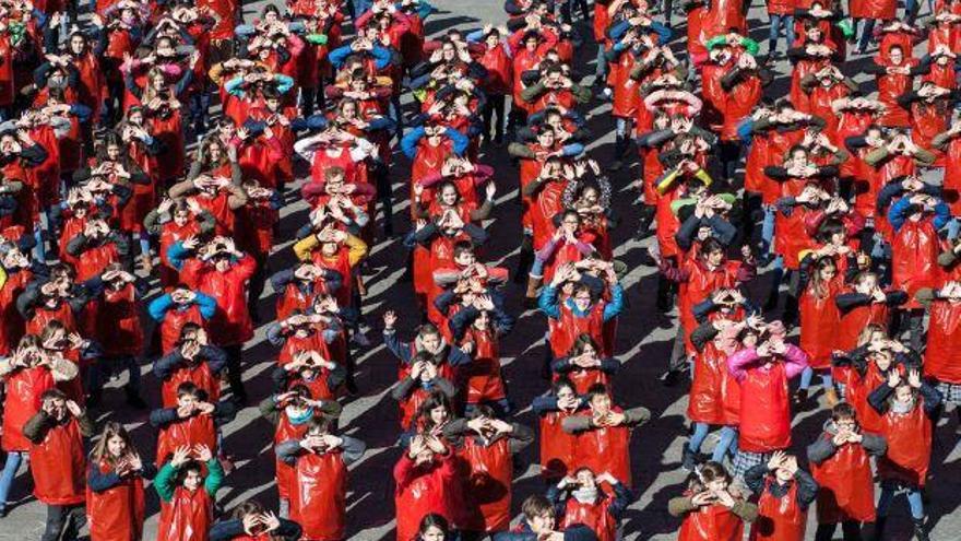 Alumnado del colegio Medalla Milagrosa durante su actuación en la Plaza Mayor de Zamora por el Día de la Paz en 2018.