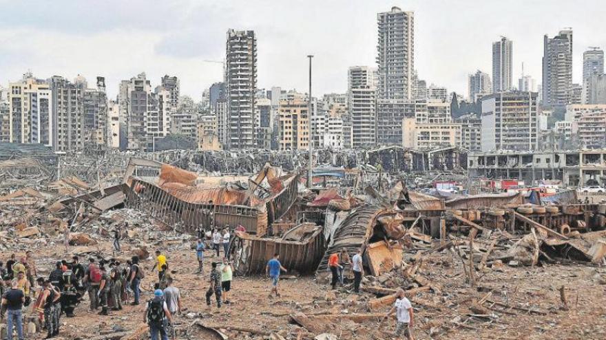 Dos enormes explosiones siembran de muertos el puerto de Beirut