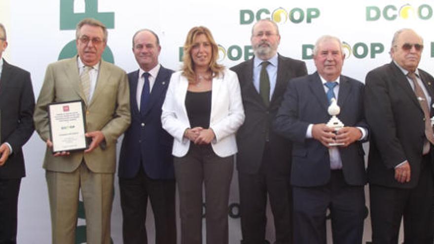 El presidente de Dcoop, José Moreno, y la presidenta de la Junta, Susana Díaz, con los premiados.