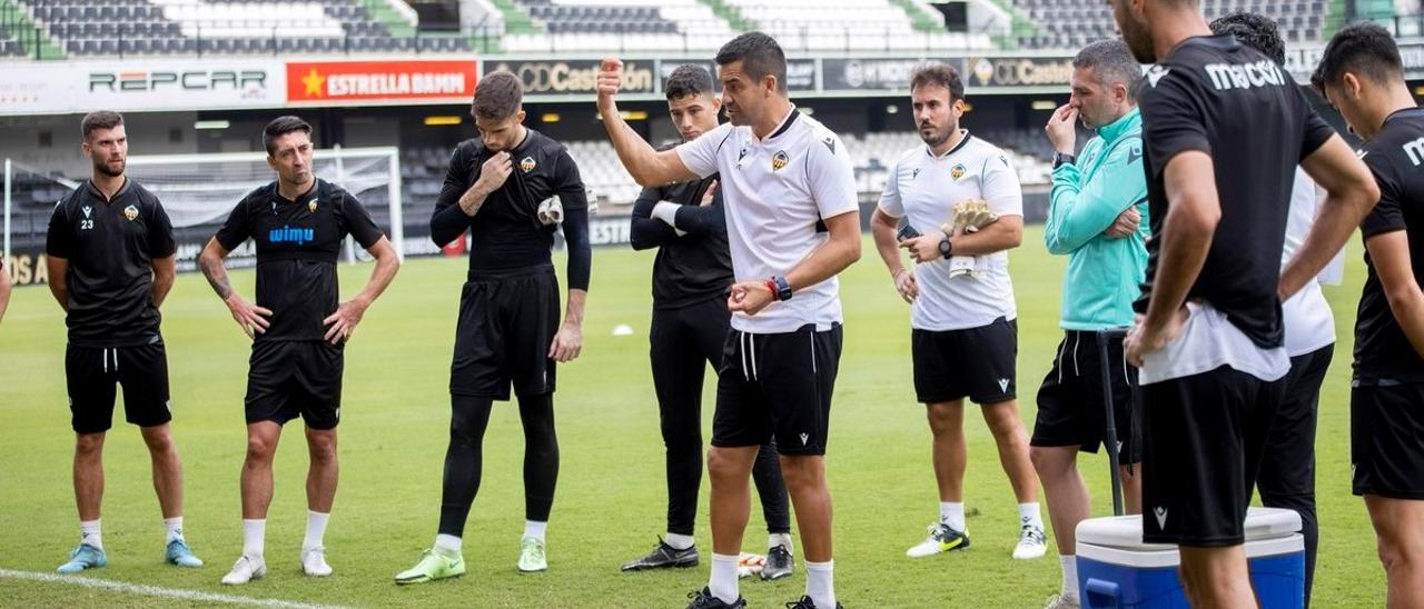 El entrenador Rubén Torrecilla da instrucciones al equipo en el último entrenamiento de la semana.