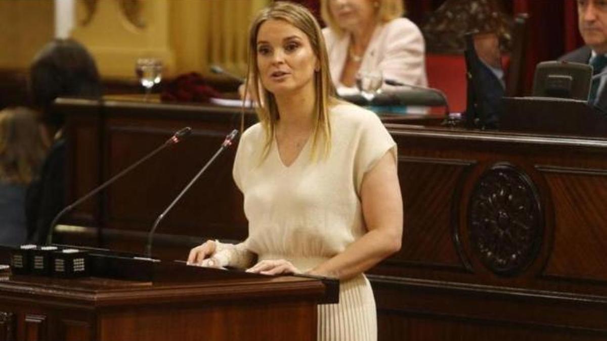 La presidenta del Govern, Marga Prohens, en el Parlament