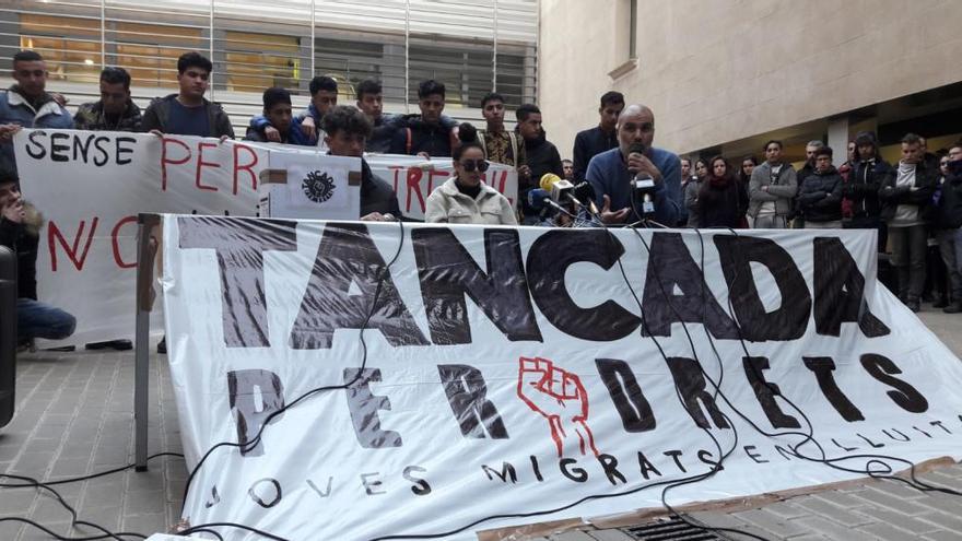 Portaveus i alguns dels participants en la protesta, al pati de la Facultat d&#039;Eduació i Psicologia