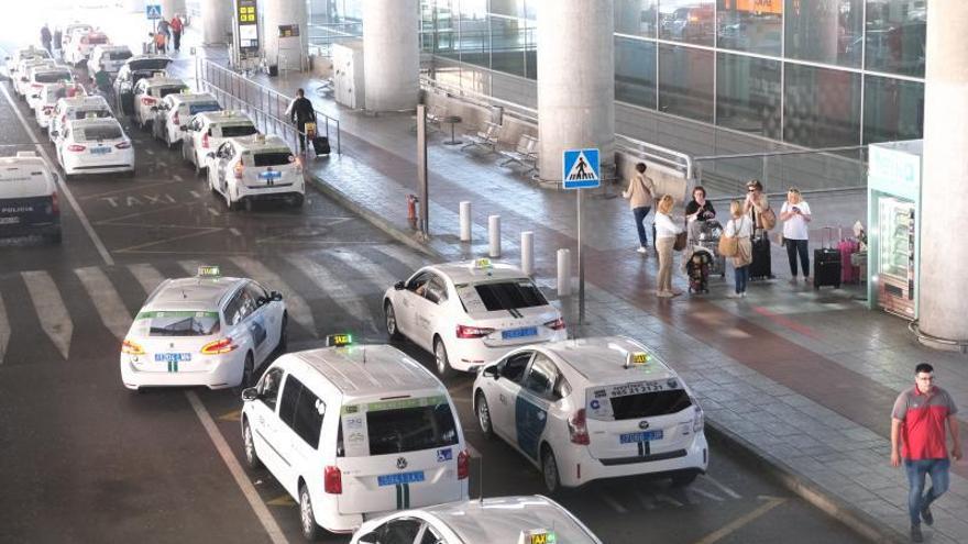 Taxis en el aeropuerto Alicante-Elche, en imagen de archivo. | ÁXEL ÁLVAREZ