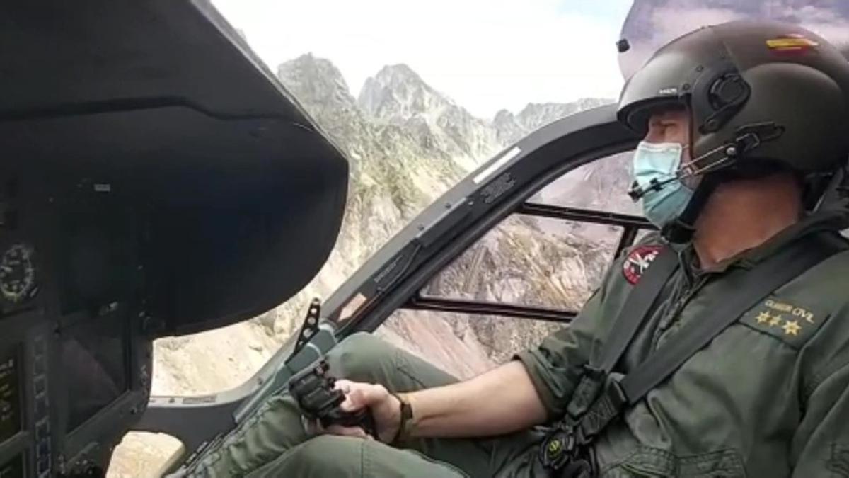 La Guardia Civil efectúa la evacuación de los montañeros.
