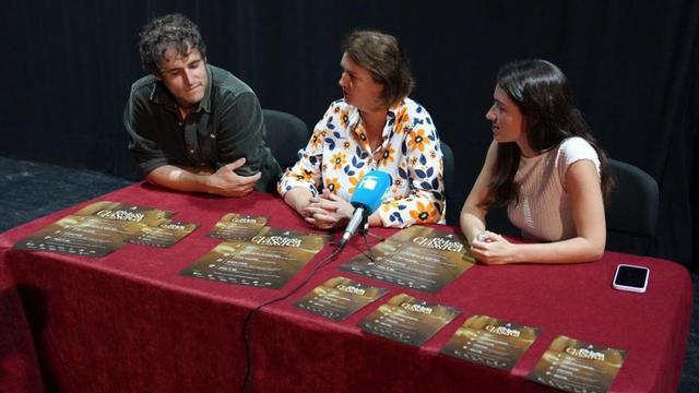 La concejala de Cultura de Vila, Carmen Domínguez, entre los organizadores Carlos Vesperinas y Elisa Ortiz. | AE