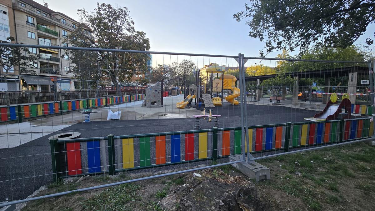 Los operarios ya empezaron a montar elementos de juego y el nuevo piso de caucho.
