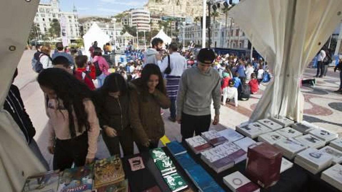 Imagen de la Plaça del Llibre en Alicante, en una edición anterior. | PILAR CORTÉS