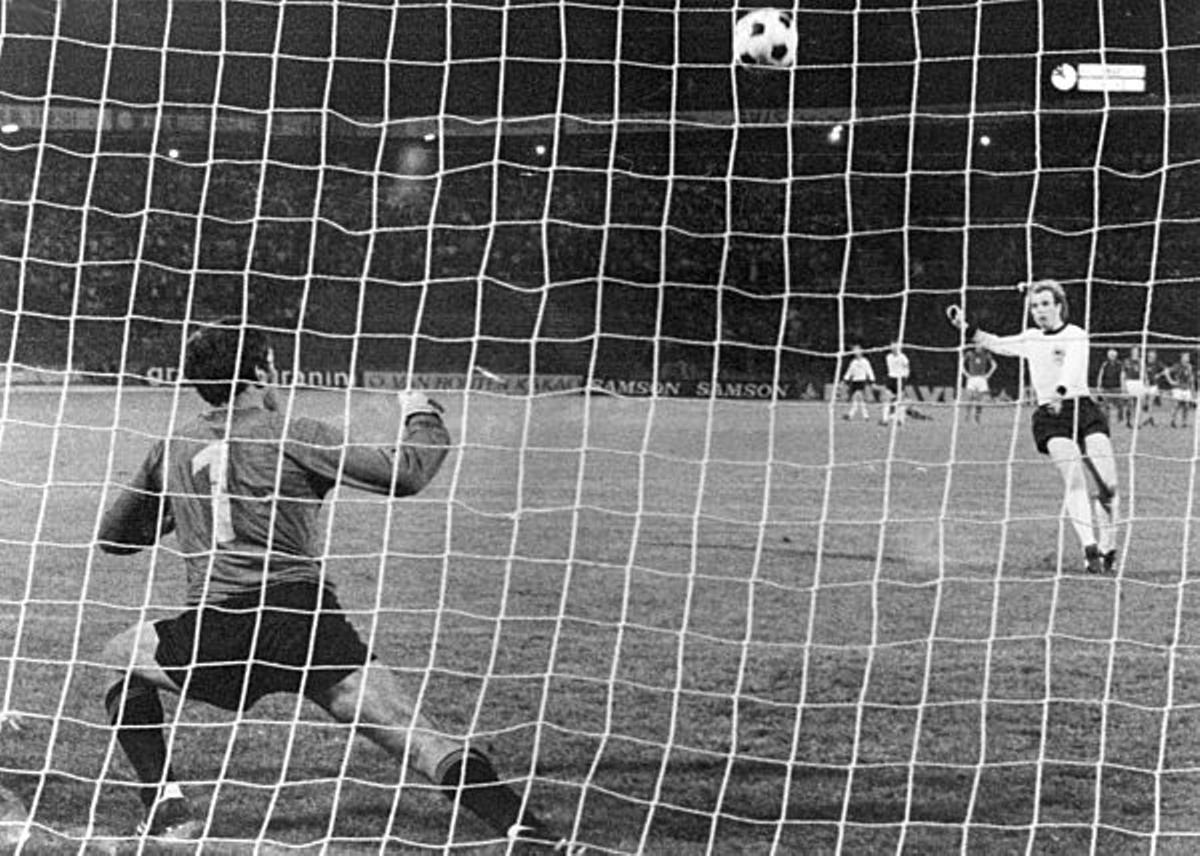 Uli hoeneß falla el penalti en la final de la Eurocopa de 1976