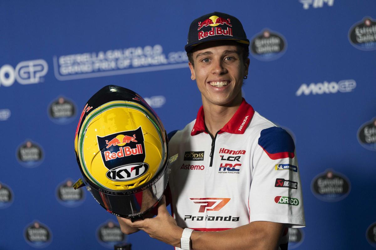 El brasileño Diogo Moreira (Honda), flamante campeón de Moto2, vive su fin de semana más feliz.