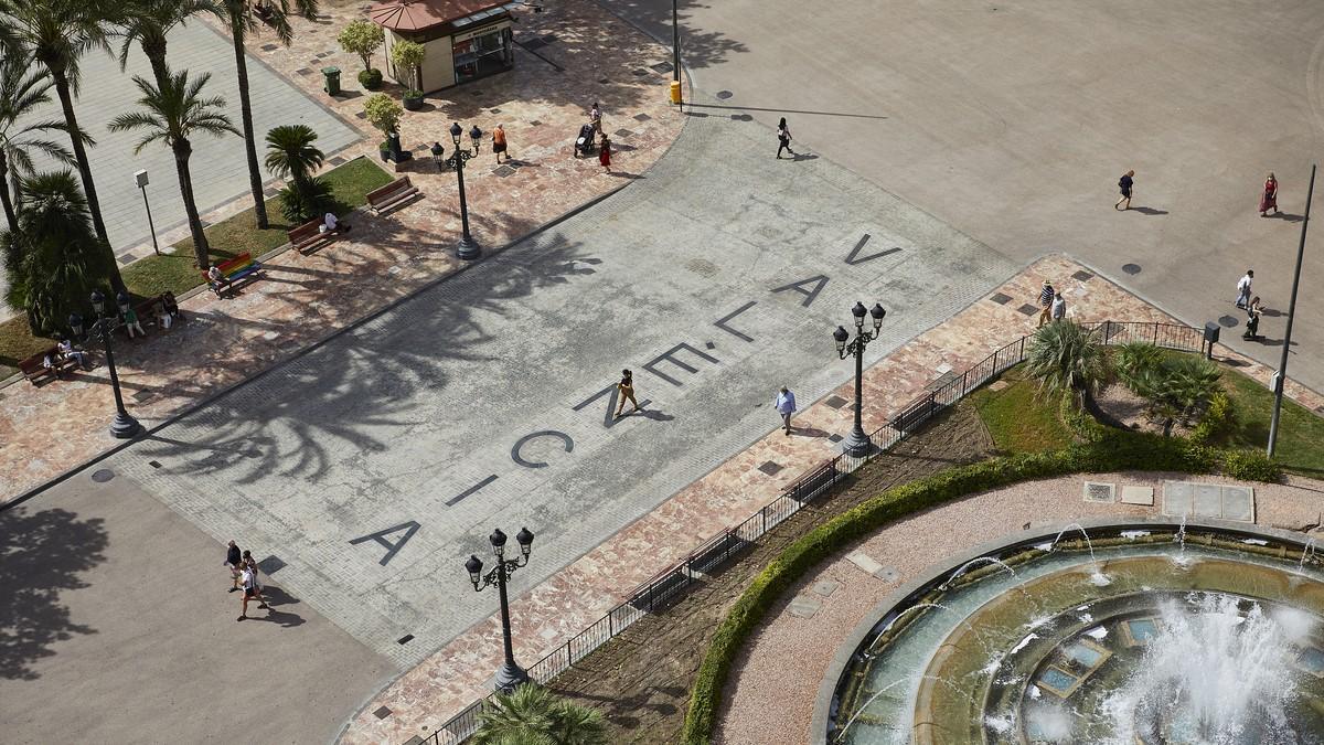 El topònim oficial de la ciutat, en la plaça de l’Ajuntament