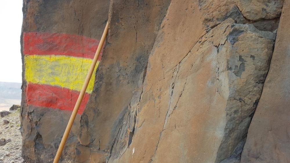 Graban unas banderas españolas en un yacimiento prehispánico en Fuerteventura