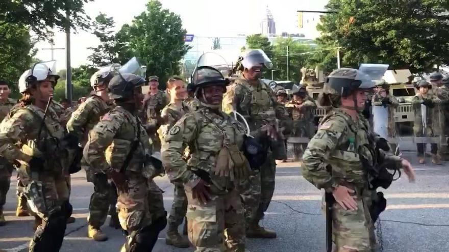 La Guardia Nacional rebaja la tensión al ritmo de la Macarena