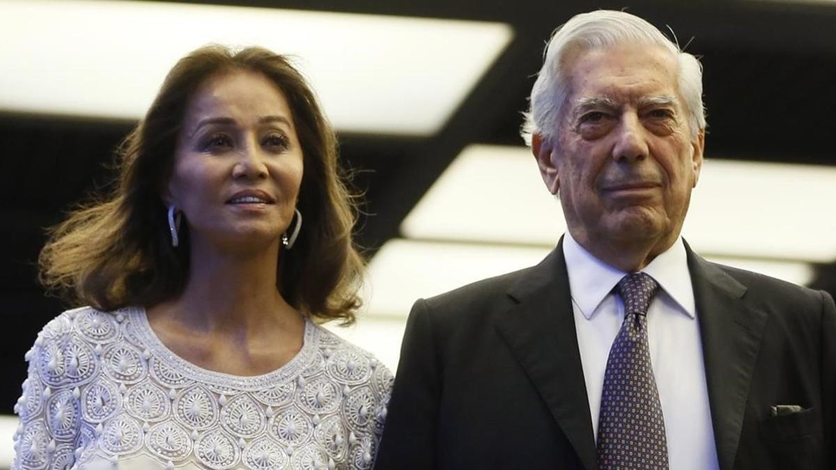 Mario Vargas Llosa  firma el divorcio