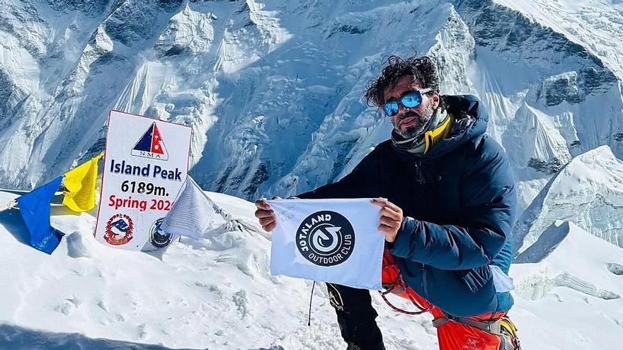El alpinista canario Mandy Placeres corona el Island Peak antes de intentar el Everest sin oxígeno artificial