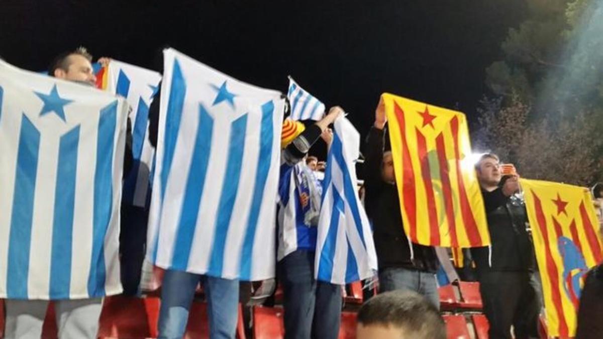 Aficionados del Espanyol con esteladas