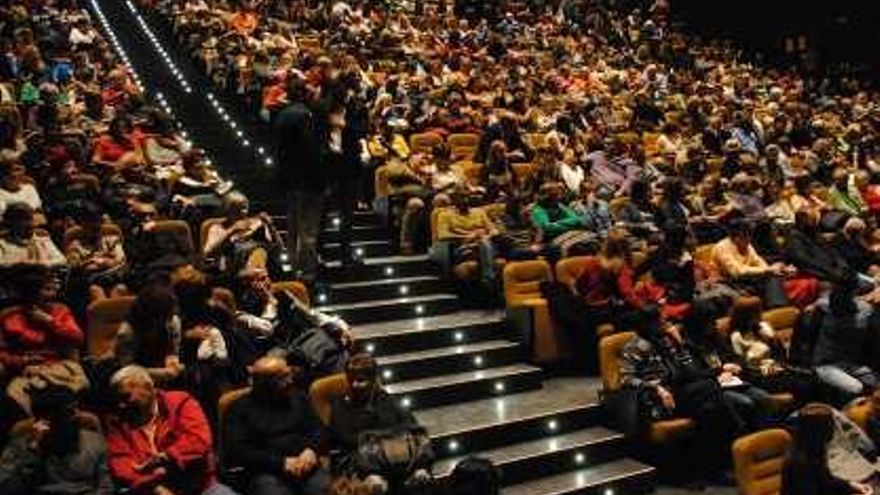 La expectación entre los esteponeros ante la apertura del teatro hizo que se registrara un lleno absoluto.