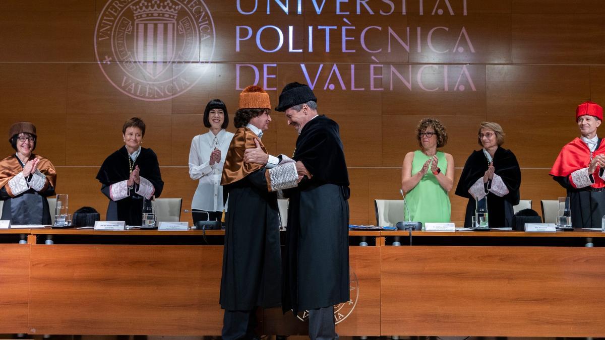 Jordi Garcés se abraza con el rector después de haber sido nombrado &#039;honoris causa&#039;