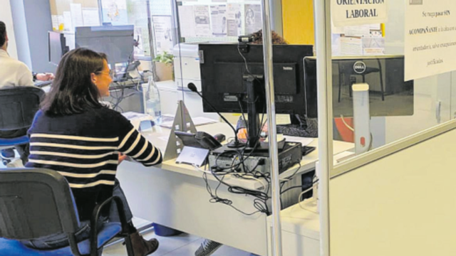 Una mujer realizando un trámite en una administración del Archipiélago.