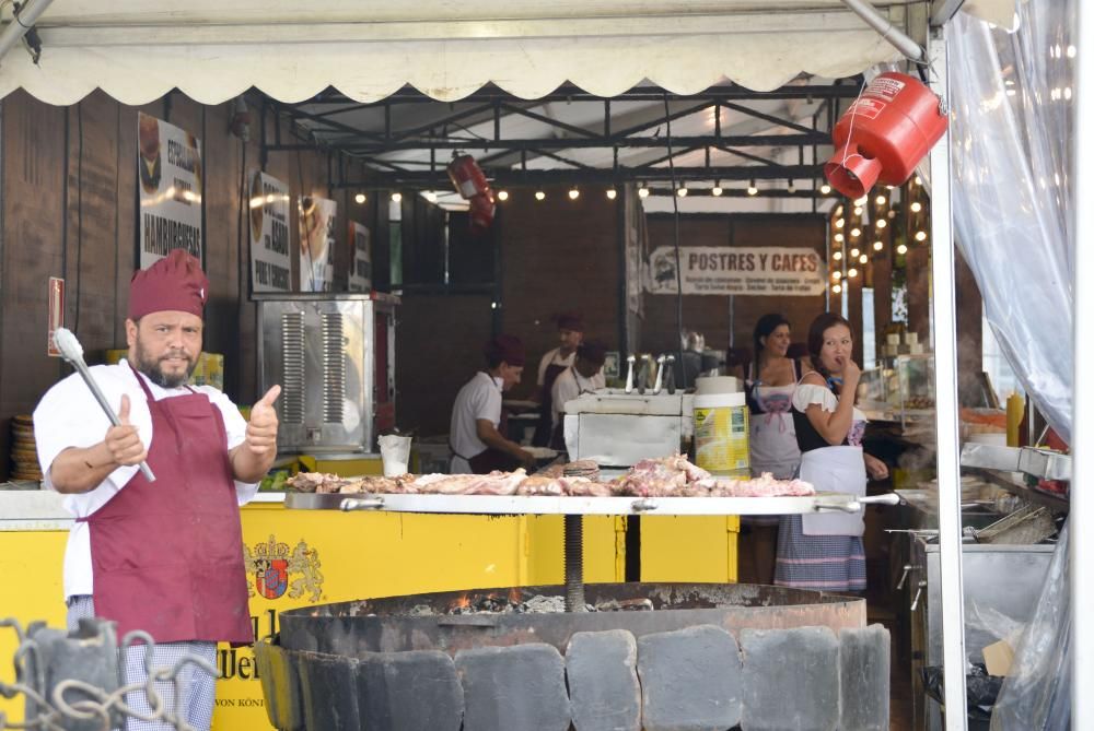 Los asistentes pueden degustar diferentes tipos de cerveza, así como comida típica alemana como salchichas o codillo.