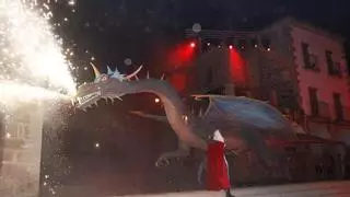 Cáceres celebra hoy un multitudinario desfile de San Jorge con la quema del dragón